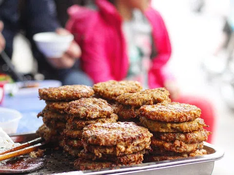 Thu về đưa gió heo may, chả rươi thơm phức phố phường lao xao