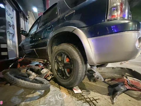 TP.HCM: Ô tô mất lái tông liên tiếp vào 3 xe máy đi ngược chiều