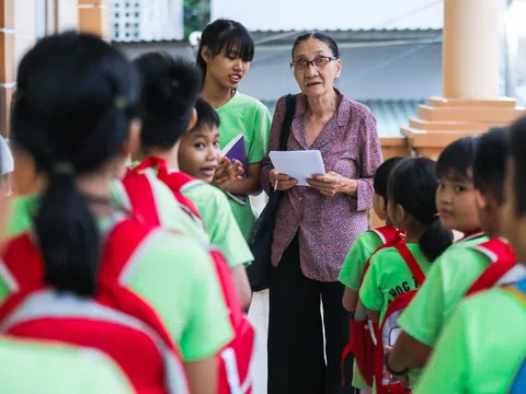 Bà giáo U80 ngày bán vé số, tối đứng lớp "gieo chữ" cho học sinh nghèo