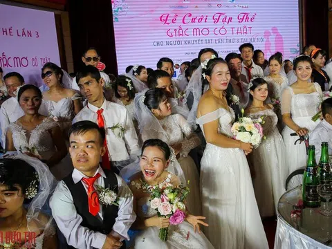 Xúc động đám cưới tập thể dành cho người khuyết tật
