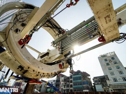 Chiêm ngưỡng máy đào hầm khổng lồ dài hơn 90m đầu tiên của Hà Nội