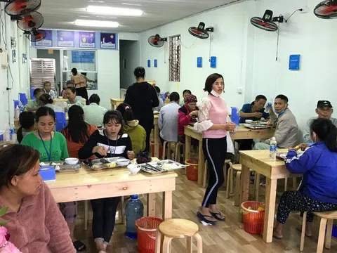 Điều đặc biệt tại quán cơm 2.000 đồng ở Nghệ An và những mảnh đời khốn khó