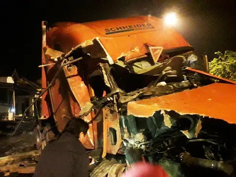 Xe container mất lái, 7 hộ gia đình thở phào vì thoát lưỡi hái tử thần