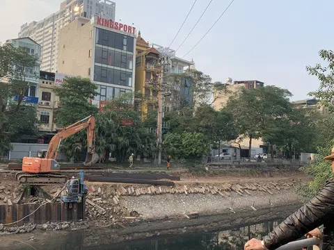 Toàn cảnh công trường xây dựng cống bao thu gom nước thải ra sông Tô Lịch