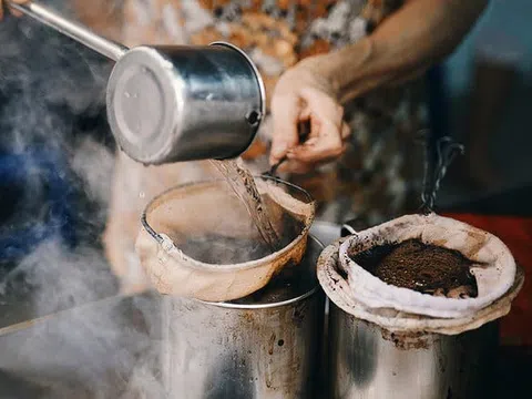 Những chiếc vợt hơn nửa thể kỷ vẫn làm ra thức quà sáng đậm đà