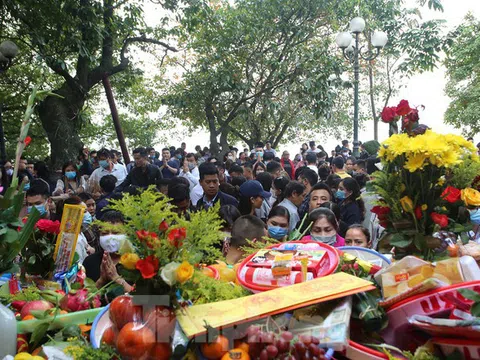 Người dân Thủ đô chen chân đi lễ Phủ Tây Hồ ngày đầu tháng 11 âm lịch