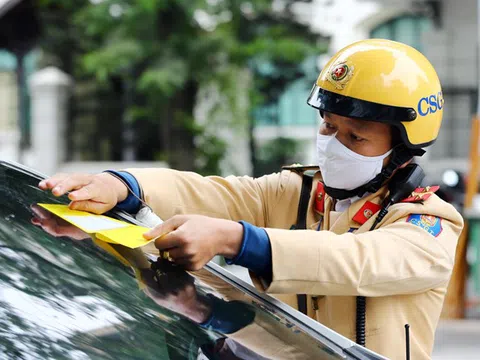 CSGT triển khai dán thông báo phạt nguội trên kính xe dừng đỗ trái phép