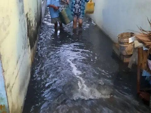 Dự án 10.000 tỷ đồng “nghẽn” thi công, người dân khốn khổ vì nước bẩn