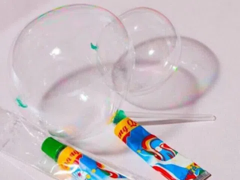 24 học sinh ngộ độc do thổi kẹo bong bóng bán ngoài cổng trường