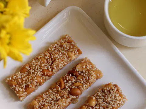 Thưởng trà nóng cùng kẹo lạc giòn, món quà vặt đút túi của người Việt