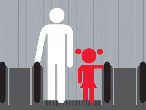 5 lưu ý an toàn cha mẹ cần biết khi cho bé đi thang cuốn