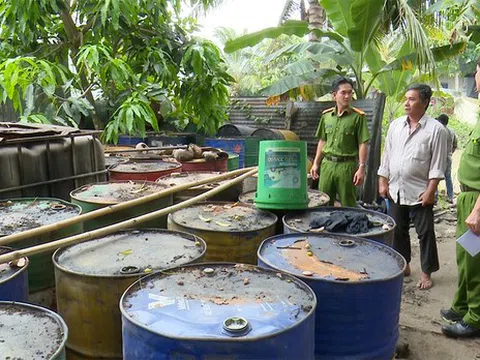 53.500 lít nhớt thải chuẩn bị nấu tái chế bị bắt tại trận ở An Giang