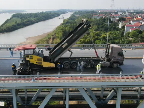 Những hình ảnh mới nhất của "đại công trường" sửa chữa mặt cầu Thăng Long