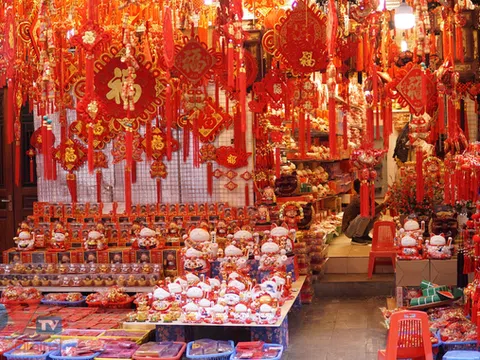 Phố cổ rộn ràng thay màu áo mới đón năm mới cận kề