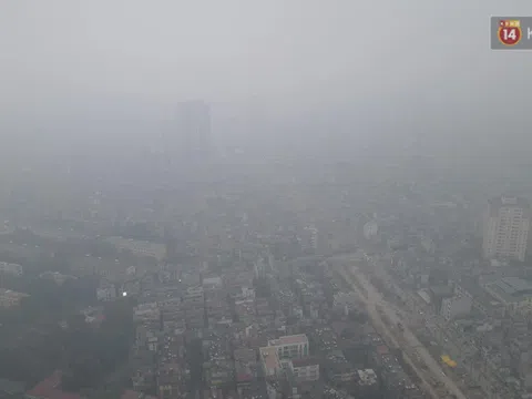 Hà Nội chìm trong lớp sương mù dày đặc, nhiều phương tiện phải bật đèn di chuyển