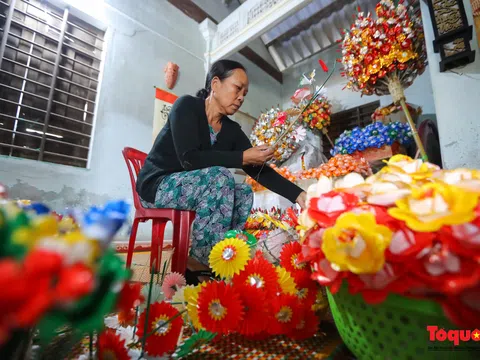 Rực rỡ sắc màu Tết tại làng nghề hoa giấy hơn 300 tuổi