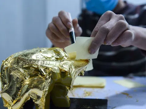 Cận cảnh công đoạn tạo ra siêu phẩm trâu dát vàng cho Tết Tân Sửu