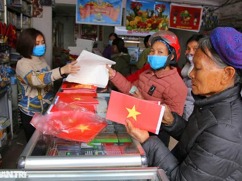 Người dân nhộn nhịp mua cờ tổ quốc về trang trí Tết ở phiên chợ cuối năm