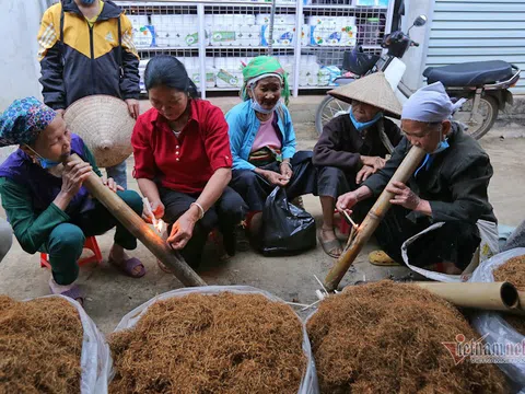 Đeo khẩu trang đi chợ 27 Tết, phụ nữ Mường hút thuốc lào chung ống điếu