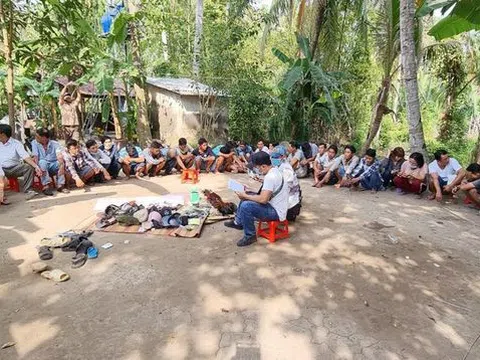 Nhiều người nhảy xuống sông trốn cảnh sát