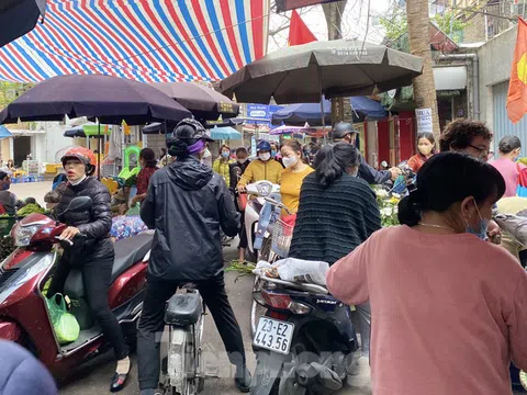 Chợ dân cư nhộn nhịp bán Rằm, hoa quả được dịp lên giá