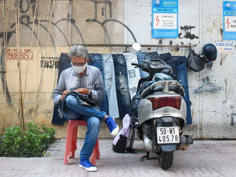 Người đàn ông suốt 3 thập kỷ xé quần để kiếm tiền