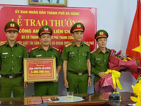 Khen thưởng đột xuất Công an Liên Chiểu truy bắt nhanh đối tượng cướp giật