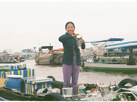 Lênh đênh trên ghe giữa dòng chợ nổi, thưởng cafe đặc sản Cái Răng