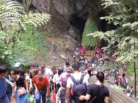 Mỹ Đức – Hà Nội:  Chùa Hương đón 5 vạn lượt khách sau 3 ngày mở cửa trở lại