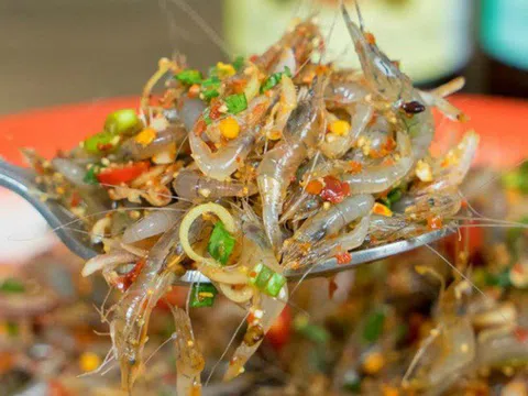 Thực khách thích thú khi thưởng thức vị tép bật tanh tách trong miệng