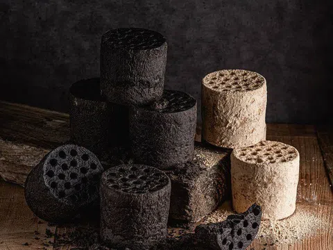 Bánh mì than tổ ong, khách Sài Gòn chen chân thưởng thức món kì lạ