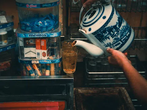 Đến thủ đô nhâm nhi ly trà đá vỉa hè