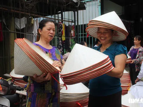 Phiên chợ nón làng Chuông bán chạy khắp nơi, mua ngồi 1 chỗ