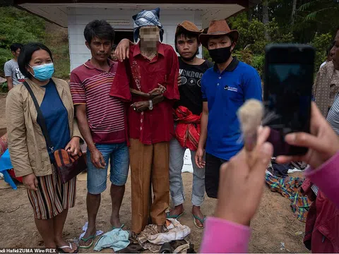 ‘Rợn người’ tục bốc mộ, trò chuyện và thậm chí ôm, chụp ảnh với thi thể ở Indonesia