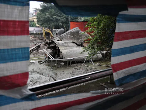 Hà Nội: Cận cảnh xác pháo đài bay B-52 sau khi hút nước hồ Hữu Tiệp