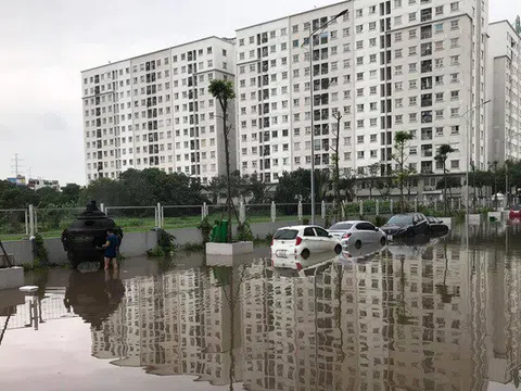 Hà Nội: Hàng loạt ô tô "chìm" trong dòng nước sau cơn mưa lớn