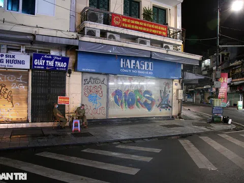 Phố Hà Nội ngủ sớm vì Covid-19, đường xá vắng vẻ, ít người đi lại