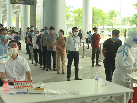 Lấy mẫu xét nghiệm Covid-19 cho hơn 2.000 nhân viên tại sân bay Đà Nẵng