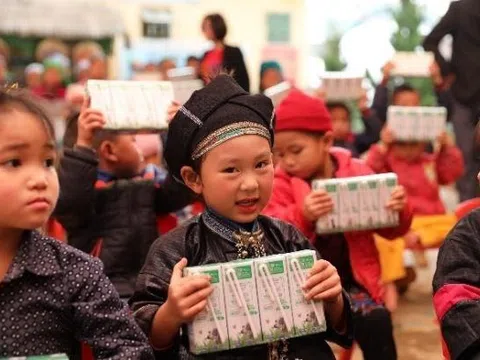 Quỹ sữa vươn cao Việt Nam tiếp tục hành trình trao sữa cho trẻ em tại 26 tỉnh thành trong năm thứ 14