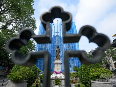 Nhà thờ Lớn Hà Nội 'khoác áo xanh' khi được cải tạo