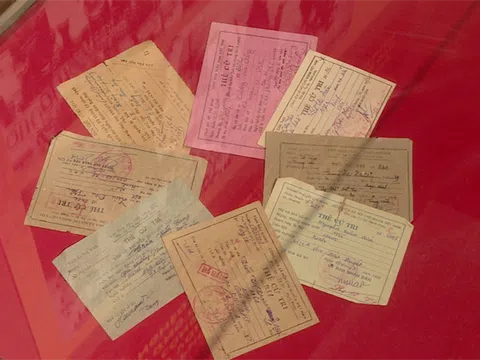 Hình ảnh về người lưu giữ những lá phiếu cử tri