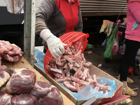 Vô tư rã đông thịt nhập để bán như thịt tươi
