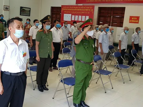 Cán bộ, chiến sỹ Công an quận Bắc Từ Liêm thực hiện công tác bảo vệ an ninh, an toàn tuyệt đối trong ngày hội bầu cử