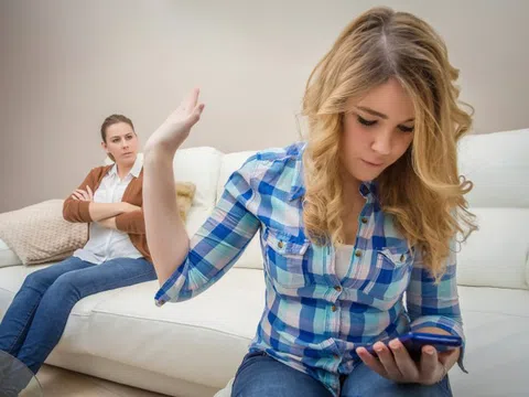 Làm gì khi con cái tuổi teen cãi lời cha mẹ?