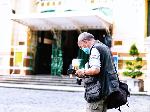 Ông "thợ chụp" hơn 30 năm đứng chờ ở Bưu điện TP lao đao vì Sài Gòn vào dịch, chạnh lòng 20 nghìn một bức ảnh kỳ công cũng không bằng cái nút trên điện thoại