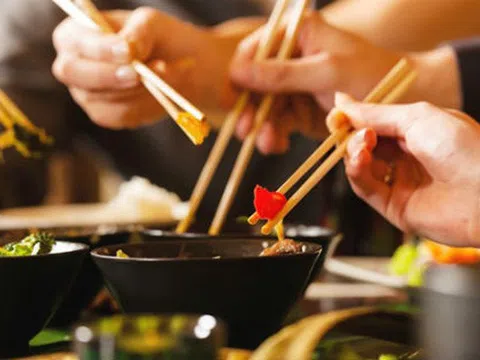 Hóa ra người Việt cũng có 'luật dùng đũa' trên bàn ăn khắt khe thế này