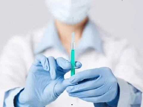 Bác sĩ chở thi thể cô gái nâng ngực đi mai táng bị phát giác do người ở trại hòm thấy bất thường