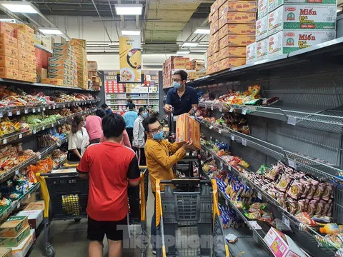Người dân TPHCM tích trữ thực phẩm, siêu thị 'cháy hàng' đồ tươi sống, quầy kệ trống trơn