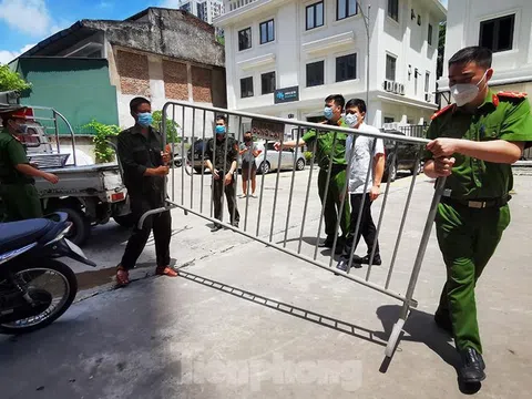 Cận cảnh phong toả toà chung cư ở Hà Nội nơi có 2 ca dương tính SARS-CoV-2