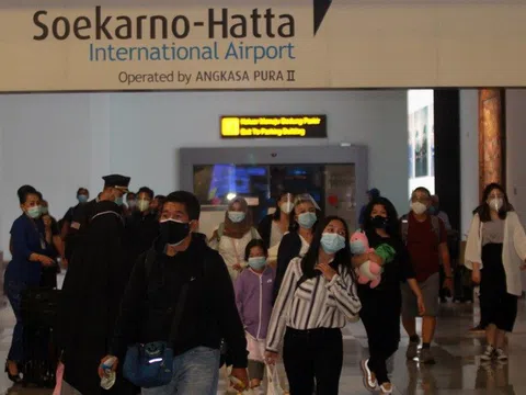 Mắc Covid-19, người đàn ông Indonesia cải trang thành vợ để lên máy bay